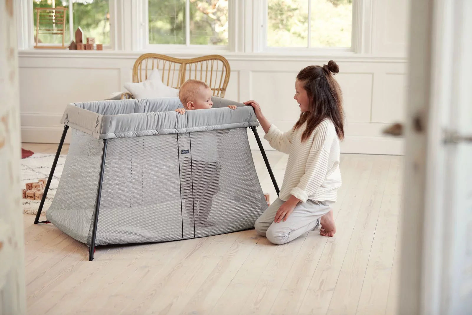 Travel BabyBjorn Bundle Crib and Fitted Sheet Pack Silver Light