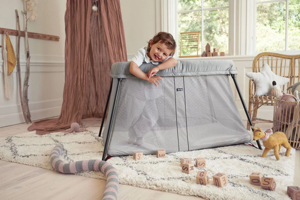 Travel BabyBjorn Bundle Crib and Fitted Sheet Pack Silver Light